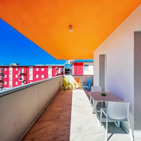 Bright Close To The Sea Daire